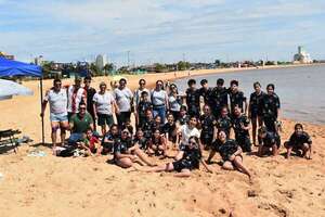Primeros turistas en disfrutar de la nueva arena de playa San José - Viajes - ABC Color