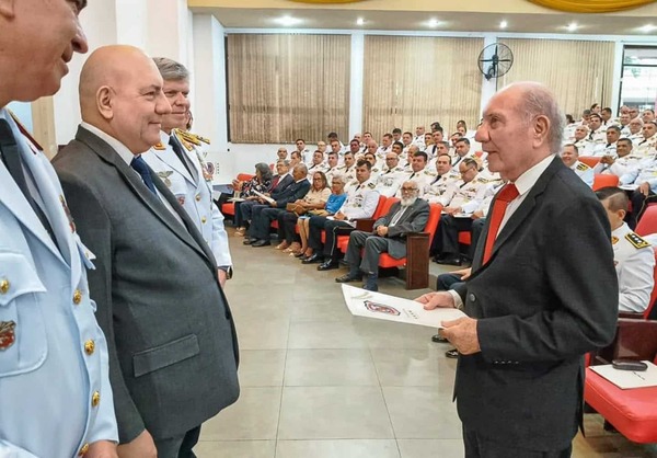 Policía Nacional Reconoce a Oficiales con 25 Años de Servicio