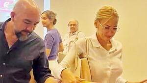 Escrachan a Arévalo y su esposa en un centro comercial