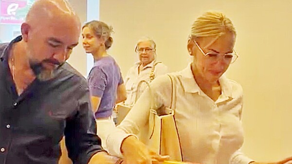 Escrachan a Arévalo y su esposa en un centro comercial