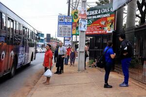 Gobierno busca frenar paro de buses con diálogo tripartito - ADN Digital