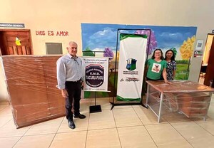 Municipalidad de Hernandarias entrega nuevos mobiliarios a instituciones educativas | DIARIO PRIMERA PLANA