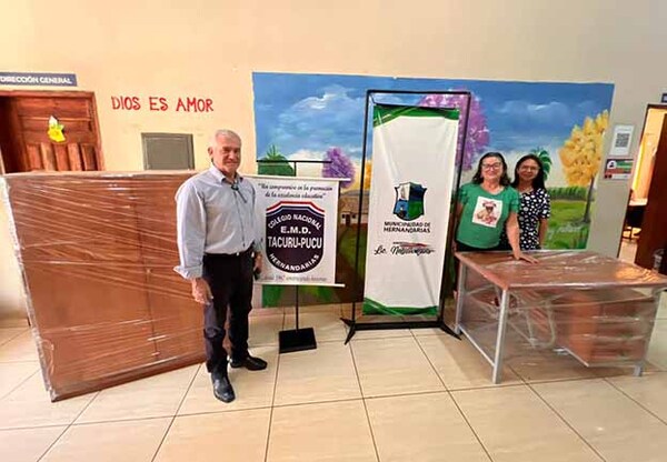 Municipalidad de Hernandarias entrega nuevos mobiliarios a instituciones educativas | DIARIO PRIMERA PLANA