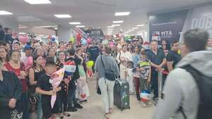 Emoción por regreso de paraguayos desde España con motivo de las fiestas de fin de año - Nacionales - ABC Color
