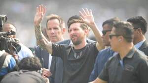 Messi desata una ola de euforia en India y recibe un homenaje con una estatua de 21 metros