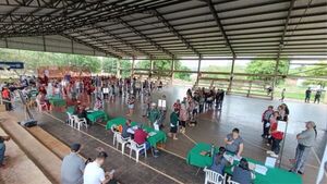 EBY CONTINÚA LA ENTREGA DE BONOS SOCIALES EN ITAPÚA