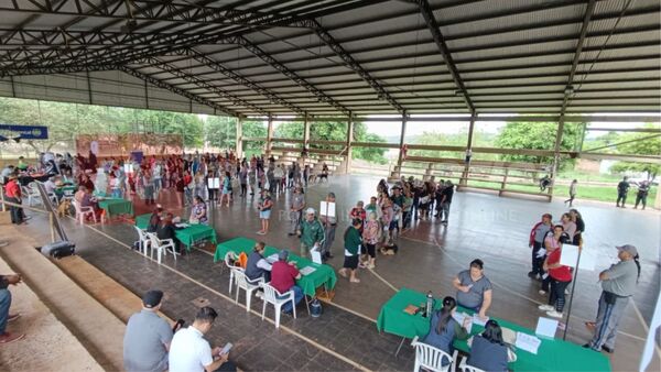 EBY CONTINÚA LA ENTREGA DE BONOS SOCIALES EN ITAPÚA