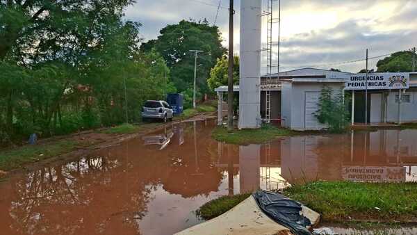 Hospital de Santa Rosa del Aguaray continúa inundado y exigen una solución definitiva