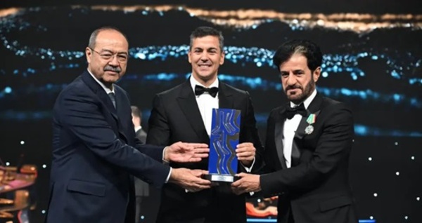 La FIA distinguió al Rally del Paraguay como el mejor del año y Peña recibió el trofeo