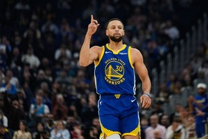 El tremendo tiro encestado por Stephen Curry