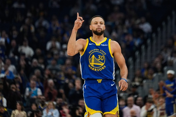 El tremendo tiro encestado por Stephen Curry