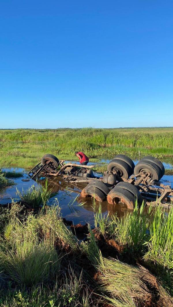Misiones: camión cargado de ladrillos cayó en un estero