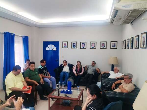 Oposición anuncia marcha para el  lunes contra reunión secreta y cartismo “narcomafioso” - Política - ABC Color