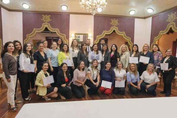 Reconocen equidad de género en la ANDE - Economía - ABC Color