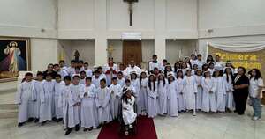 La Nación / Barrio San Francisco: 50 niños recibieron la primera comunión en emotiva ceremonia