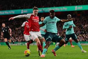 Dos autogoles mantienen vivo el liderato “Gunner” - Fútbol de la Premier League - ABC Color