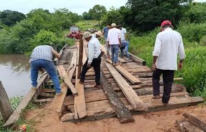 Ante desidia municipal, pobladores se organizan para reparar un puente en Paso Cueva, Horqueta - Concepción al Día