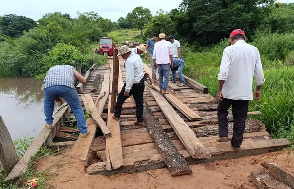 Ante desidia municipal, pobladores se organizan para reparar un puente en Paso Cueva, Horqueta - Concepción al Día