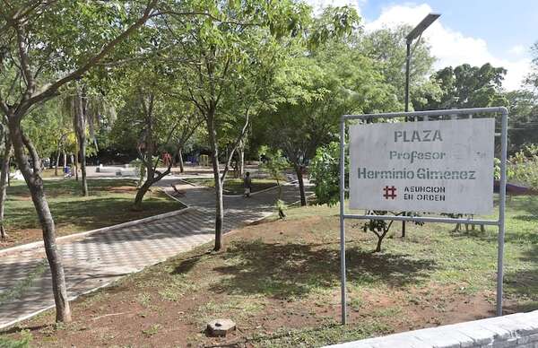 Vecinos rescataron la plaza Herminio Giménez de la desidia municipal - Nacionales - ABC Color