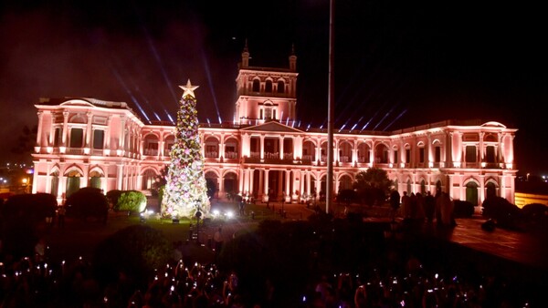 Luces y pesebres dan brillo y color a la calurosa Navidad del Paraguay