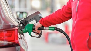 Analista atribuye baja de combustibles a un dólar débil y tendencia global