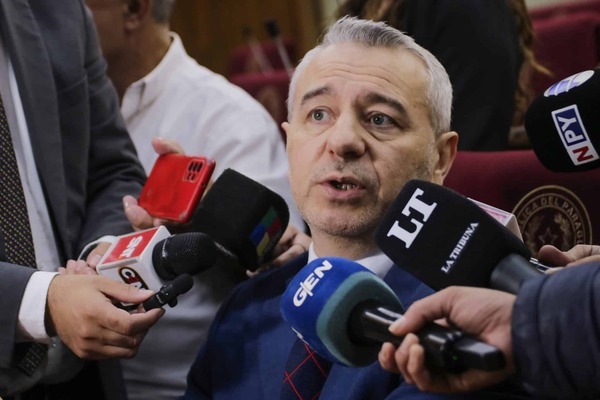 Centurión: Echar y denunciar penalmente a planilleros