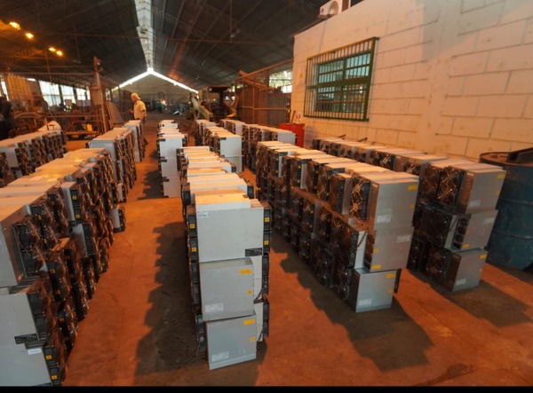 La justicia ordena el primer comiso de más 760 maquinas de criptominería - Judiciales.net