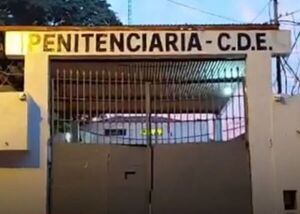 Popular / ¡Preso quiso escapar por el techo, pero polis lo bajaron a balazos!