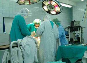 ¡Terrible! Hace una semana se hizo la cirugía de la nariz, aún no despierta