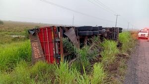 Vuelco de tractocamión en la ruta PY22 tras maniobra indebida de otro vehículo - Concepción al Día