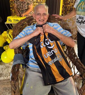 Popular / (VIDEO)Karai omboty 100 años y armó farra a lo Aborigen