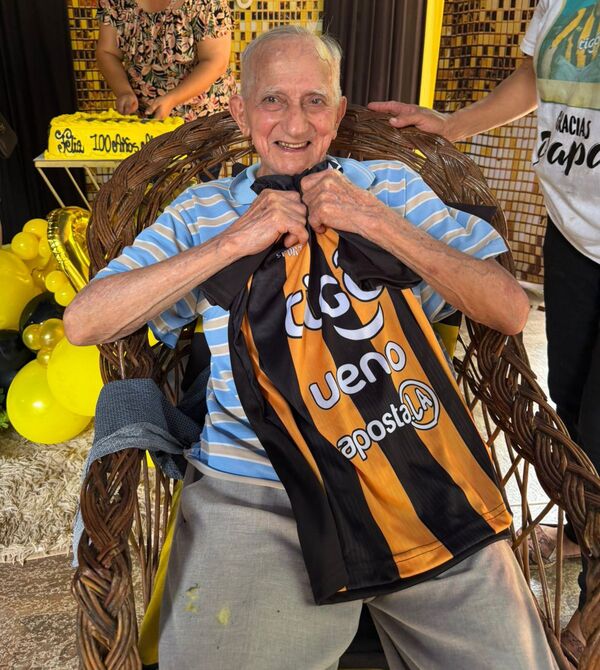 Popular / (VIDEO)Karai omboty 100 años y armó farra a lo Aborigen