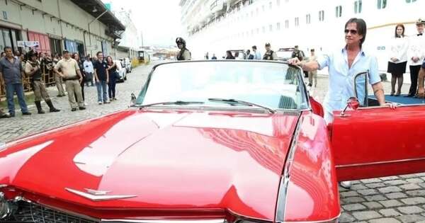 La Nación / El cantante Roberto Carlos sale ileso de accidente en su Cadillac