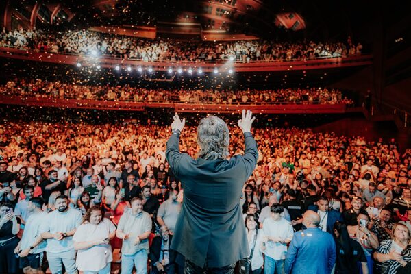 Dante Gebel cerró su gira por Argentina entre récords solidarios y especulaciones políticas
