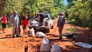 Vecinos de San Gabriel, Misiones, reparan calles con bolsas de arena