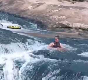 Popular / (VIDEO)Graban ndaje a parejita en plena acción en un arroyo