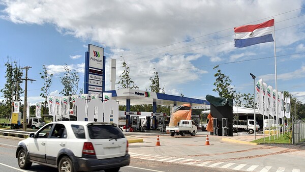 Precios de combustibles en descenso, según un análisis