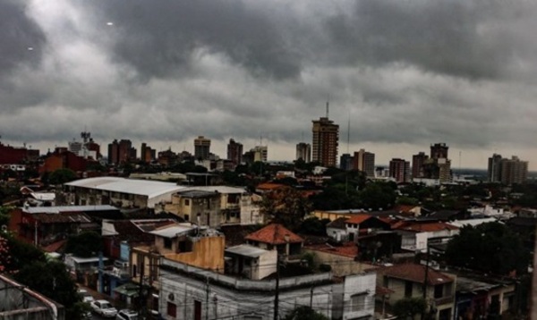 Lunes cálido a caluroso, con probabilidad de lluvias