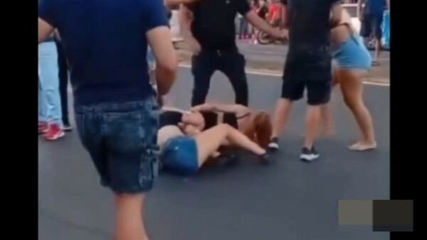 Furia de fin de año: se moquetearon frente a una disco y una terminó desmayada