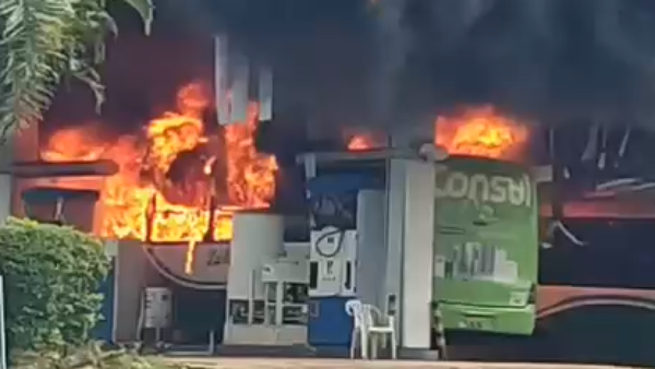 Video: Incendio consume dos buses en estación de servicios de Piribebuy