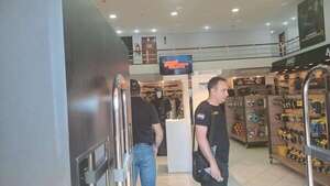 AUDIO: Allanan conocido comercio de Asunción por supuesto tráfico de armas  - A La Gran 7-30 - ABC Color