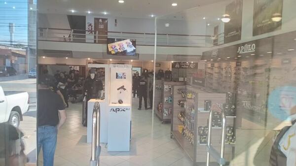 Dos detenidos y cinco buscados por presunto tráfico de armas  - Policiales - ABC Color