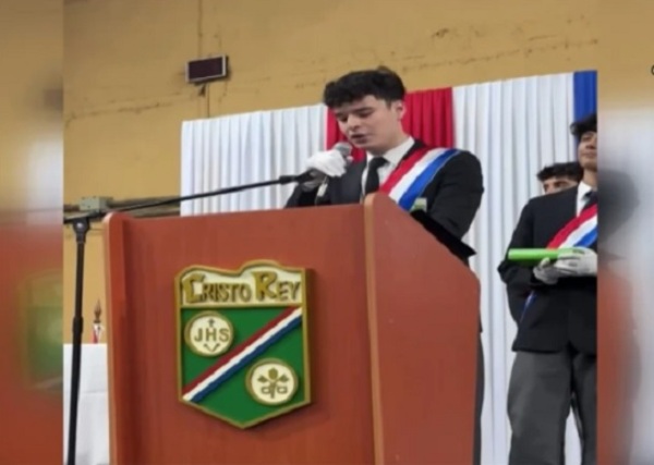Egresado del Cristo Rey cuestiona corrupción en acto de graduación