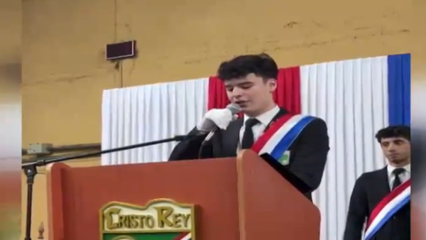 Video: Autoridades “no han estado a la altura de su misión”, critica alumno abanderado