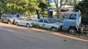“Cementerio” de vehículos en barrio residencial de Asunción  - Nacionales - ABC Color