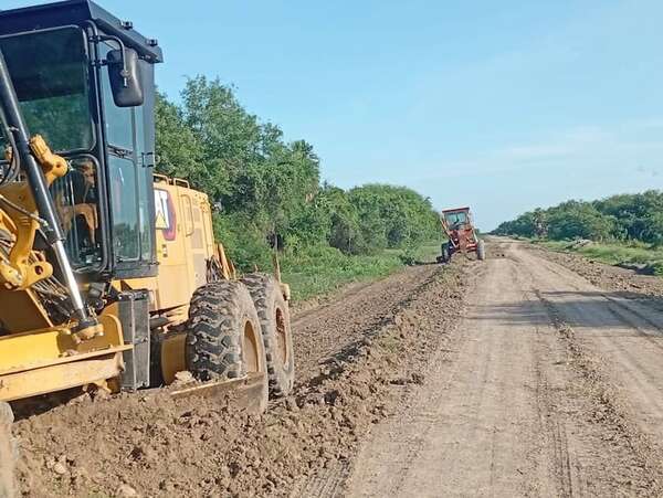 Realizan perfilados y bacheados para mantener transitable el camino al Alto Paraguay - Noticias del Chaco - ABC Color