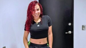 Popular / (VIDEO) ¡Cantante paraguaya de "Aroma" tuvo un accidente en pleno show!