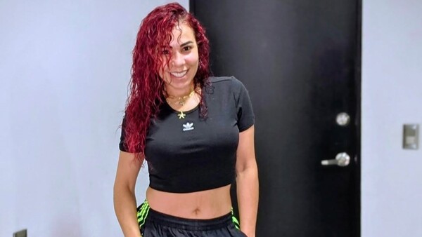 Popular / (VIDEO) ¡Cantante paraguaya de "Aroma" tuvo un accidente en pleno show!