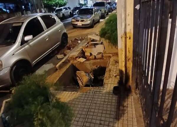 “Cráter” en vereda del microcentro: peligro para transeúntes  - Nacionales - ABC Color