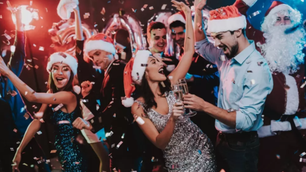 Tips para no desentonar en la fiesta laboral de fin de año: “No hablar de ascensos o aumentos”